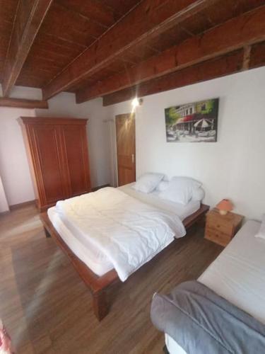 une chambre avec deux lits dans une pièce dans l'établissement GITE 15 personnes confort et authenticité, à Granville