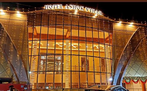 BhabuaにあるHotel Ashok Viharの上に看板がある建物