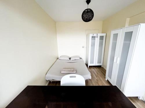 Cette chambre comprend 2 lits et des toilettes. dans l'établissement -N7 Appartement- 6 min to metro, à Villejuif