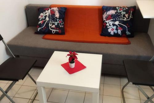 Petit studio rénové proche Place République 75011