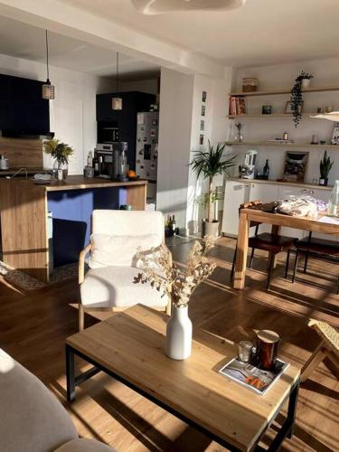 un salon avec un vase de fleurs sur une table dans l'établissement Magnifique vue - 500m Vélodrome, Plages, Borely, à Marseille