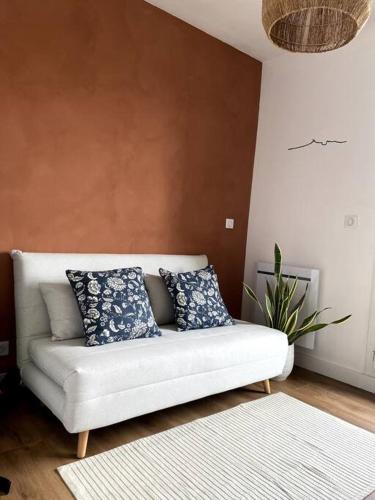 - un salon avec un canapé blanc et des oreillers bleus dans l'établissement Magnifique vue - 500m Vélodrome, Plages, Borely, à Marseille