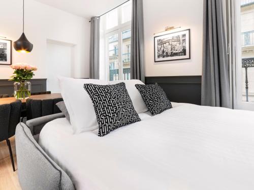 LivinParis - Luxury AC 3 Bedrooms Le Louvre II