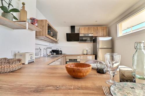 Kuchyň nebo kuchyňský kout v ubytování Magnificent T3 apartment with balcony and parking - Sainte-Foy-lès-Lyon