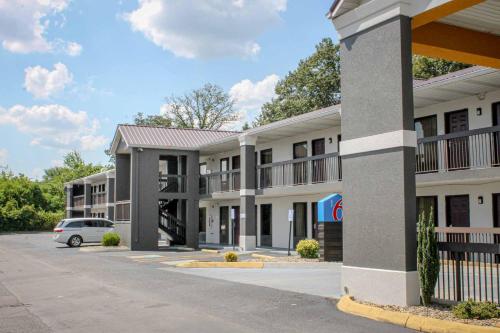 a building with a car parked in front of it at Motel 6 Knoxville, Tn - East in Knoxville