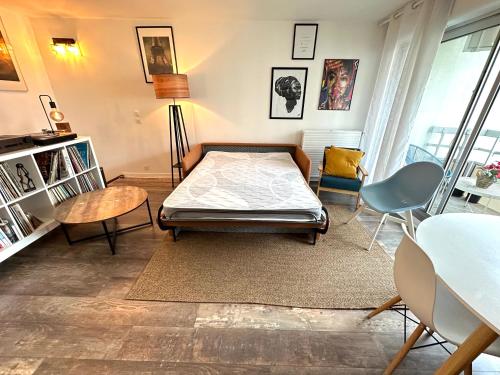 sypialnia z łóżkiem, stołem i krzesłami w obiekcie Cosy Duplex avec Parking à Paris 19 by immo kit bnb w Paryżu