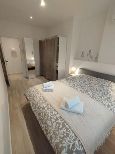 une chambre avec un lit avec deux serviettes dessus dans l'établissement Le Carrette - Mourillon Cosy T2 proche plages, à Toulon