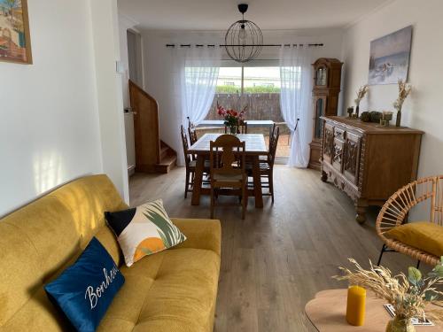un salon avec un canapé et une salle à manger dans l'établissement La petite Margot, à Le Portel