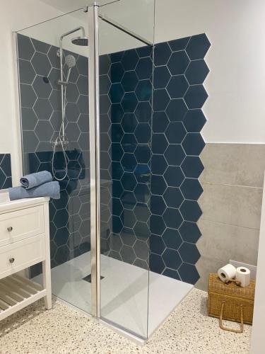 ル・ポルテルにあるLa petite Margotのバスルーム(青いタイル張りのシャワー付)