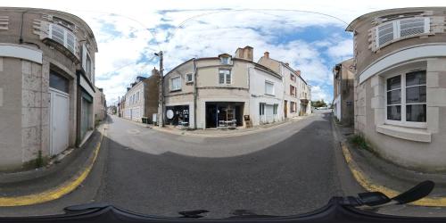 une vue d'une rue vide depuis un vélo dans l'établissement AurCa, à Mer