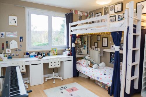 - une chambre avec un bureau et des lits superposés dans l'établissement Spacious T4 100m2 Wifi & Balcony, close Versailles Chateau, à Bailly