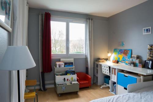 - une chambre pour enfants avec un bureau et une fenêtre dans l'établissement Spacious T4 100m2 Wifi & Balcony, close Versailles Chateau, à Bailly