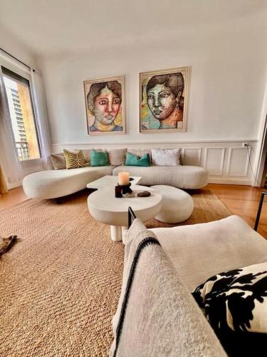 un salon avec un canapé et une table dans l'établissement Elégant T3 climatisé sur quai Rhin et Danube, à Sète