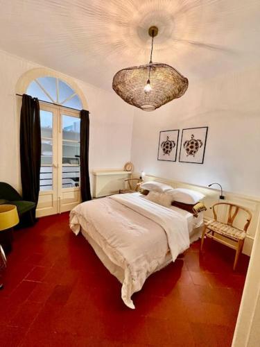 une chambre avec un lit et un lustre dans l'établissement Elégant T3 climatisé sur quai Rhin et Danube, à Sète