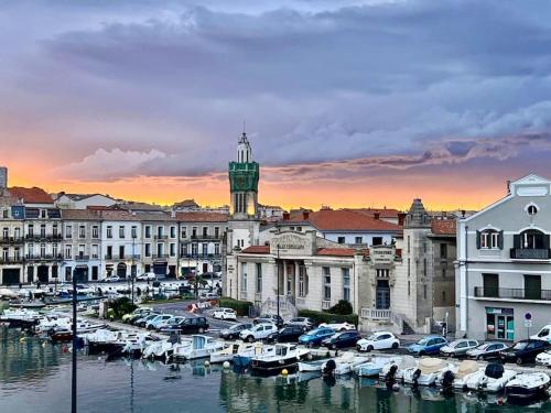 - un groupe de bateaux garés dans un port de plaisance au coucher du soleil dans l'établissement Elégant T3 climatisé sur quai Rhin et Danube, à Sète