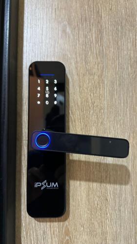 a cell phone sticking out of a door at Hostelfc Usaquen in Bogotá