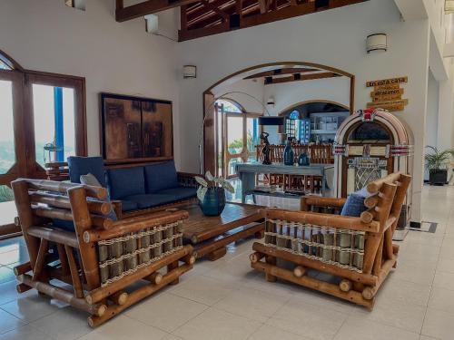 a living room with two chairs and a couch at Hacienda Siete Sentidos in La Mesa