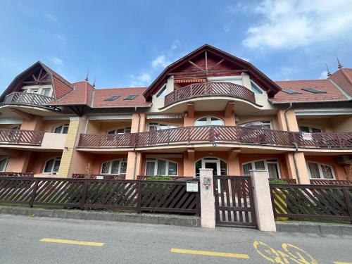 Budova, v ktorej sa apartmán nachádza