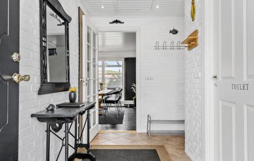 Η κουζίνα ή μικρή κουζίνα στο Lovely Home In Hvide Sande With Wifi