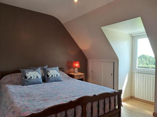 une chambre avec un lit avec deux oreillers éléphants dans l'établissement MAISON ENTRE MER et CAMPAGNE, à Saint-Alban