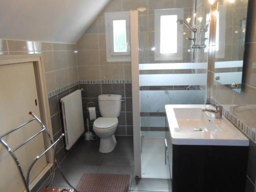 une salle de bain avec toilettes et lavabo dans l'établissement MAISON ENTRE MER et CAMPAGNE, à Saint-Alban