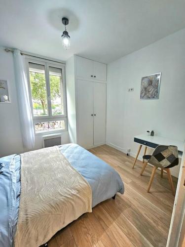 une chambre avec un lit et un bureau dans l'établissement Appartement en bords de Seine proche de Paris, à Alfortville