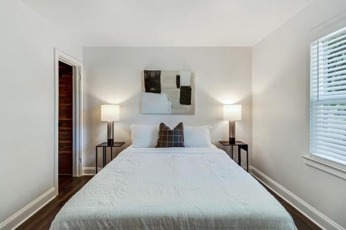 Ένα ή περισσότερα κρεβάτια σε δωμάτιο στο Pet Friendly Modern Home In The Heart Of Ferndale