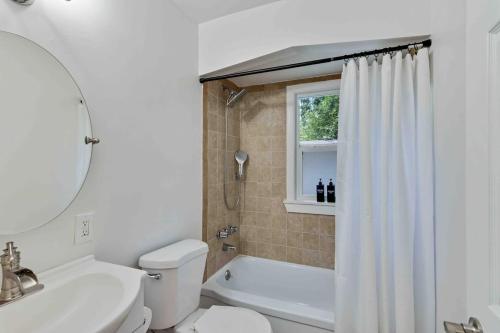 Koupelna v ubytování Pet Friendly Modern Home In The Heart Of Ferndale