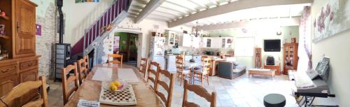 une cuisine et une salle à manger avec une table et des chaises dans l'établissement Maison campagnarde, à Montoison