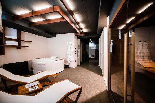 une salle de bain avec un lavabo et des toilettes dans une chambre dans l'établissement Vista Hills Excelsior, à Mošćenice