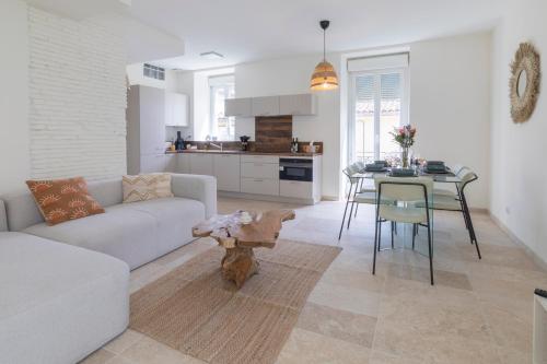 un salon avec un canapé et une table dans l'établissement Appart spacieux 4 chambres , Clim au cœur de Nîmes MaisonCarréeConciergerie, à Nîmes