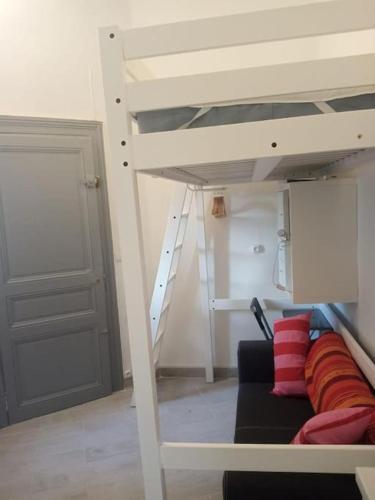 Cette chambre dispose de lits superposés, d'un canapé et d'une échelle. dans l'établissement Petit studio rénové à la place Comédie, à Montpellier