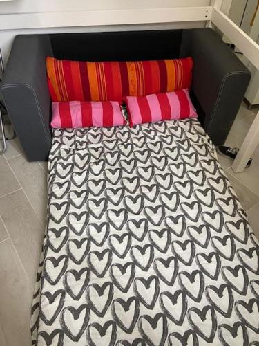 Petit studio rénové à la place Comédie