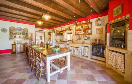 Una cocina o cocineta en Awesome Home In Palazzo Adriano