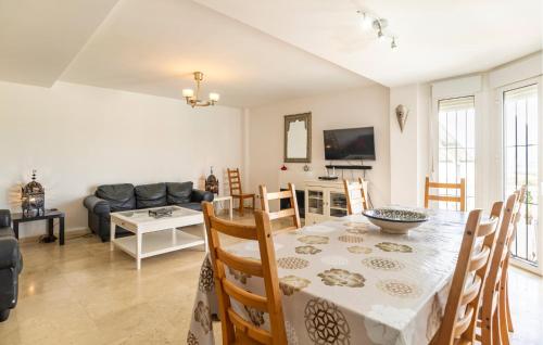 Μια τηλεόραση ή/και κέντρο ψυχαγωγίας στο Nice Home In Medina Sidonia With Wifi