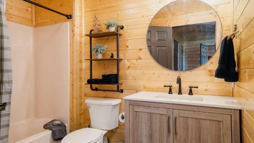 Ένα μπάνιο στο Mountain Views at Dolly's Castle Unit 5