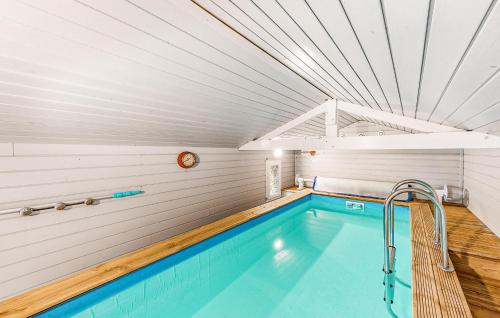- une piscine dans une chambre avec plafond dans l'établissement 3 Bedroom Cozy Home In Étainhus, à Ã‰tainhus