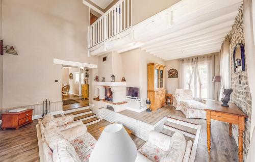 Elle comprend un salon doté d'un mobilier blanc et d'une cheminée. dans l'établissement 3 Bedroom Cozy Home In Étainhus, à Ã‰tainhus