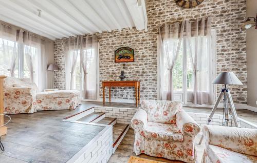 un salon avec deux chaises et une table dans l'établissement 3 Bedroom Cozy Home In Étainhus, à Ã‰tainhus