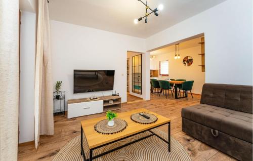 Μια τηλεόραση ή/και κέντρο ψυχαγωγίας στο Gorgeous Home In Rastevic With Wifi