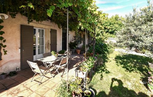 Κήπος έξω από το Cozy Apartment In Morières-Lès-Avignon