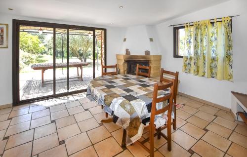 une chambre avec un lit et une cheminée dans l'établissement Stunning Home In Uchaux, à Uchaux