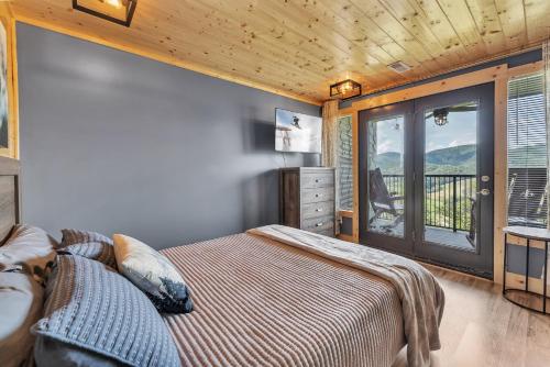 Una cama o camas en una habitación de Mountain Views at Dolly's Castle Unit 2