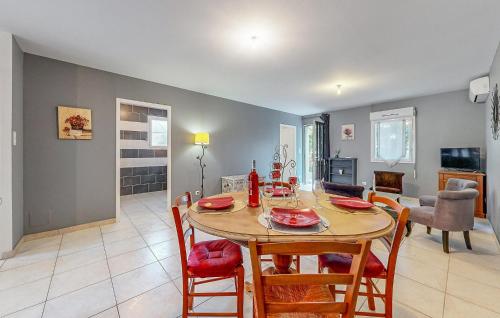 une salle à manger et un salon avec une table et des chaises dans l'établissement 2 Bedroom Gorgeous Home In Mercuès, à Mercuès
