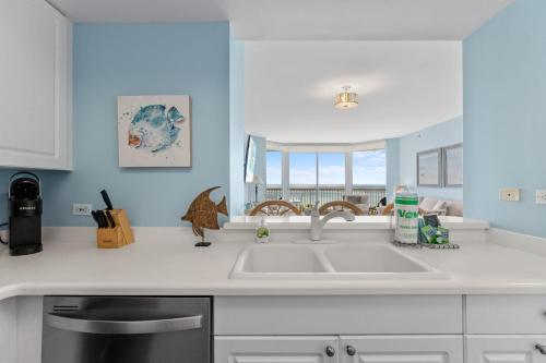 Una cocina o cocineta en Panoramic Views and Private Beach