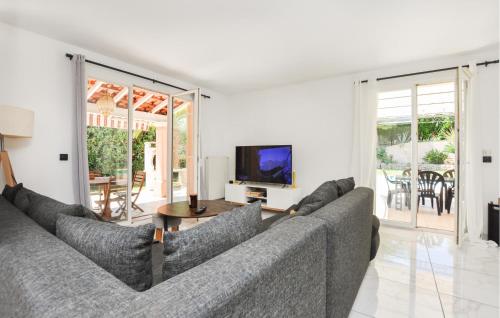 un salon avec un canapé et une télévision dans l'établissement Stunning Home In La Roquette-Sur-Siagne, à La Roquette-sur-Siagne