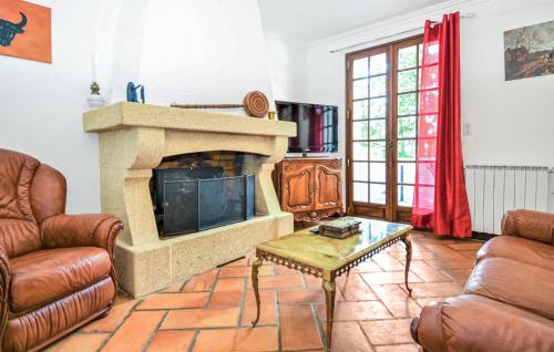 un salon avec une cheminée et un canapé dans l'établissement Cozy Home In Fournès With Wifi, à Fournès