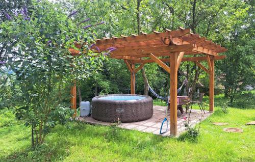 Κήπος έξω από το 1 Bedroom Nice Home In Konjscina