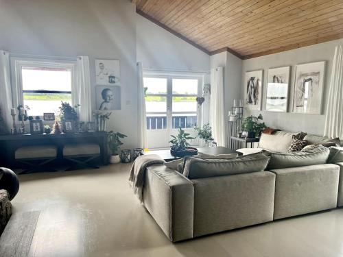Χώρος καθιστικού στο Beautiful Seafront Home, 5 Min to ONS