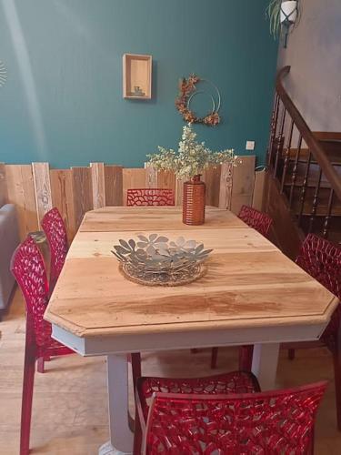 - une table à manger avec une table en bois et des chaises dans l'établissement Maison cœur de village, à La Salvetat-sur-Agout